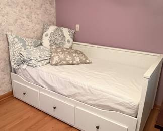 IKEA HEMNES White Daybed with 3 Drawers
