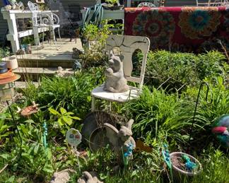 So much Garden Decor!