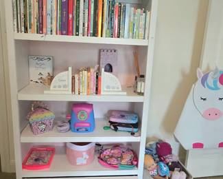 Bookshelf/display shelf with bottom drawer