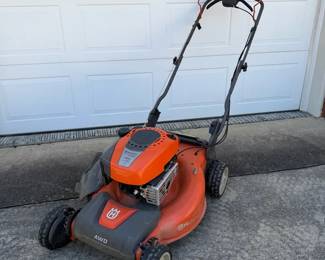 Husqvarna HU 725AWD Briggs & Stratton 725EX 190CC Push Mower Husqvarna HU725AWD 22" All-Wheel Drive Push Mower  Heavy-duty Husqvarna self-propelled lawn mower featuring all-wheel drive and a Briggs & Stratton 725EX Series 190cc engine. Seller provided video confirms mower starts and runs. Designed for residential and large-yard mowing with added traction for hills and uneven terrain.  Husqvarna model HU725AWD with 22" cutting deck Briggs & Stratton 725EX Series 190cc engine All-wheel drive self-propelled system Video provided showing mower running Adjustable cutting height settings Cosmetic wear, dust, and outdoor-use marks present consistent with normal use Market Insights: Husqvarna AWD self-propelled mowers with running Briggs & Stratton engines typically fall in the $175–325 range based on current market trends. 