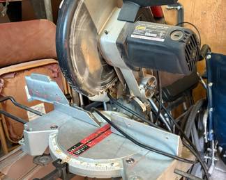 Compound miter saw
