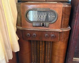 Antique radio (needs repairs)