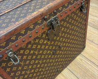 Imbeccable vintage Louis Vuitton trunk!