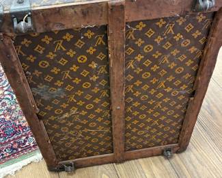 Bottom of trunk with working wheels