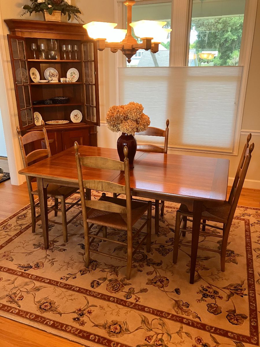 Beautiful Dining Table with 6 Chairs and 2 leaves