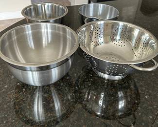 stainless steel mixing bowls/colander