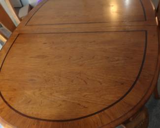 dinning room table and chairs the table has two leaves and pads