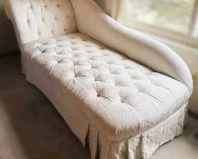Classic Chaise Lounge Chair – Elegant Cream Upholstered Fainting Couch