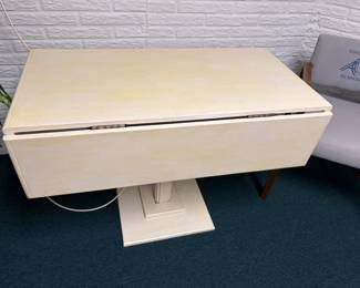 this table can be lowered and raised