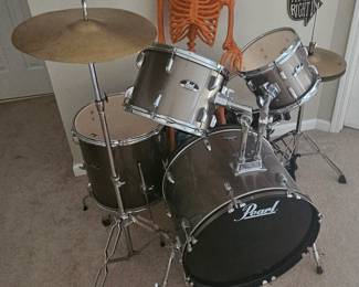 Pearl Drum Set, Skeleton not included. Brand New Drums Sticks Included!!! $600