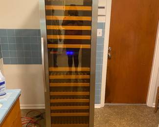 Wine refrigerator 