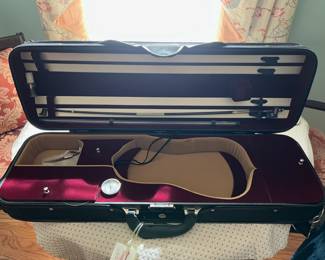 Violin case. Prodigy bow. Shoulder rest. Humidifier. Tuner Metronome.