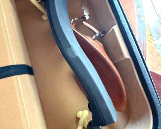 Violin case. Prodigy bow. Shoulder rest. Humidifier. Tuner Metronome.