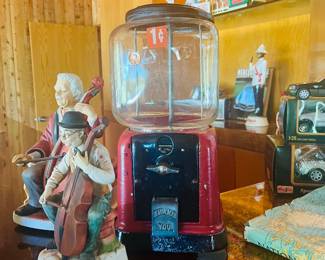 Vintage Victor Topper Gumball Machine w/key!