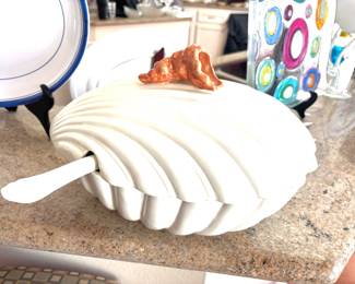 Fluted shell shape tureen