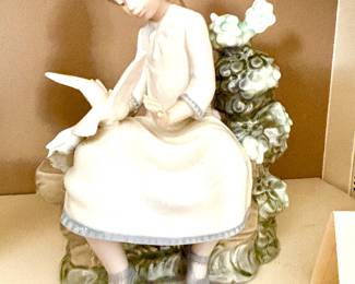 Lladro Nao "Girl Feeding Doves"