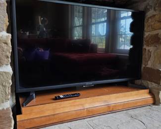 Lot # B18 - Insignia NS-39F201NA23 Smart LED TV with Streaming Remote Compatible with Netflix, Hulu, Disney+