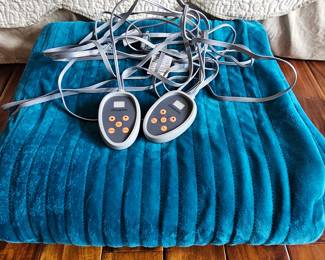Lot # B131 - King Size Beautyrest Electric Heated Throw Blanket with Dual Controllers Plush Soft Blue