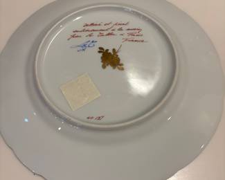 Hand-Painted Porcelain Decorative Plate with Exotic Birds and Gilt Border, "Le C. à Paris"