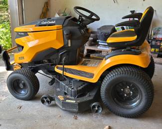 Cub Cadet XT2 riding lawnmower 41 hours  PRE SELLING THIS ITEM ONLY 