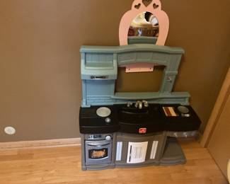 Play kitchen by Step 2