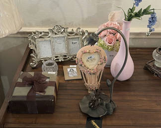 Lot 78: Assorted decorative home items