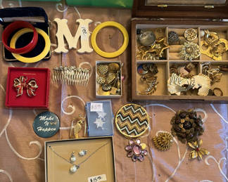 Lot 312: Assorted vintage costume jewelry collection
