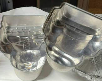 Lot 6: Crystal glass bowls and serving dishes set