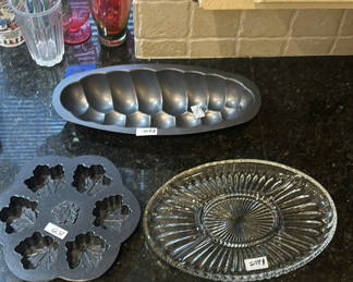 Lot 245: Assorted bakeware and kitchen accessories