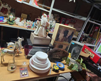 Lot 110: Kitchen And Decor