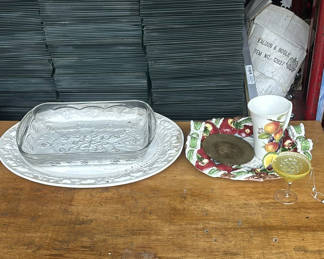 Lot 237: Assorted kitchenware and decorative ceramics