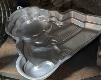 Lot 9: Assorted metal cookware and bakeware