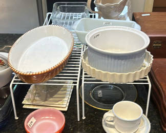 Lot 250: Assorted ceramic and glass kitchenware