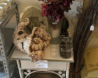Lot 67: Decorative home accents set