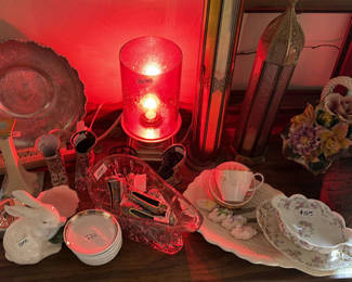 Lot 324: Assorted vintage porcelain and decorative home items