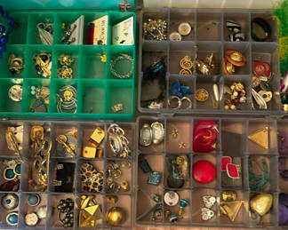 Lot 306: Assorted jewelry in a multi-compartment organizer