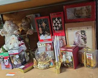 Lot 102: Christmas decorations and boxed ornaments collection