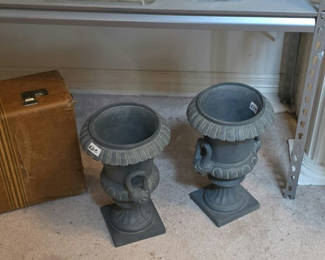 Lot 115: Decor