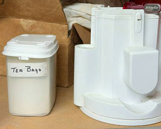 Lot 21: Assorted Kitchenware and Small Appliances