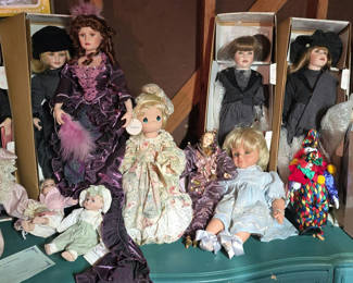 Lot 106: Collection of vintage fashion dolls with boxed sets and a clown doll