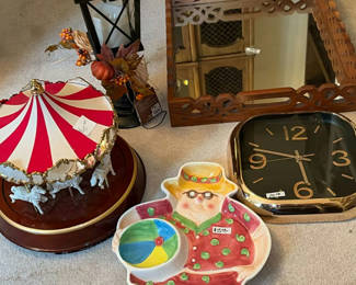 Lot 49: Decorative home décor assortment
