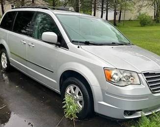 2010 Chrysler Town & Country Tour (silver)