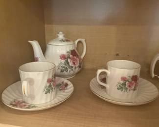 Teapot with 2 cups and saucers
