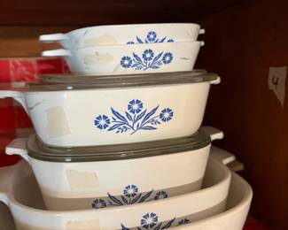 Kitchen - 6 pcs of Corning ware - most with lids