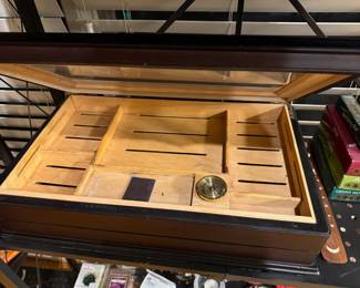 Cigar humidor