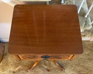 STUNNING 4 Legged Wooden End Table W/ 1 Drawer