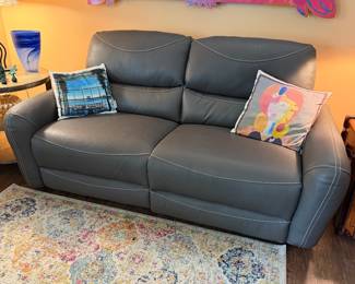 Like new sofa/couch/loveseat