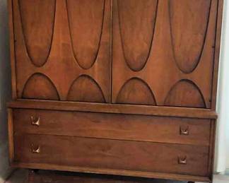 Furniture  Broyhill Gentlemans Collection Tall Boy Dresser
