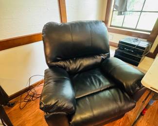 Almost new black recliner and perfect condition