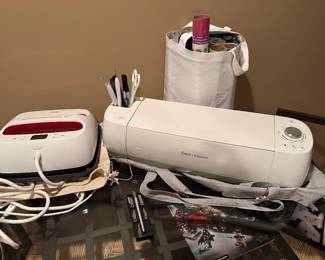 Cricut machine / steamer press / 3 bags of accessories